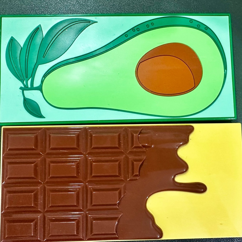Makeup Revolution- Avocado and Chocolate eyeshadow